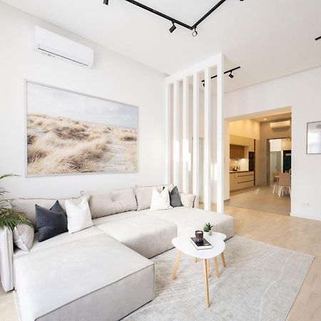 Luxurious & Spacious Central Residence With Balcony Boedapest Buitenkant foto