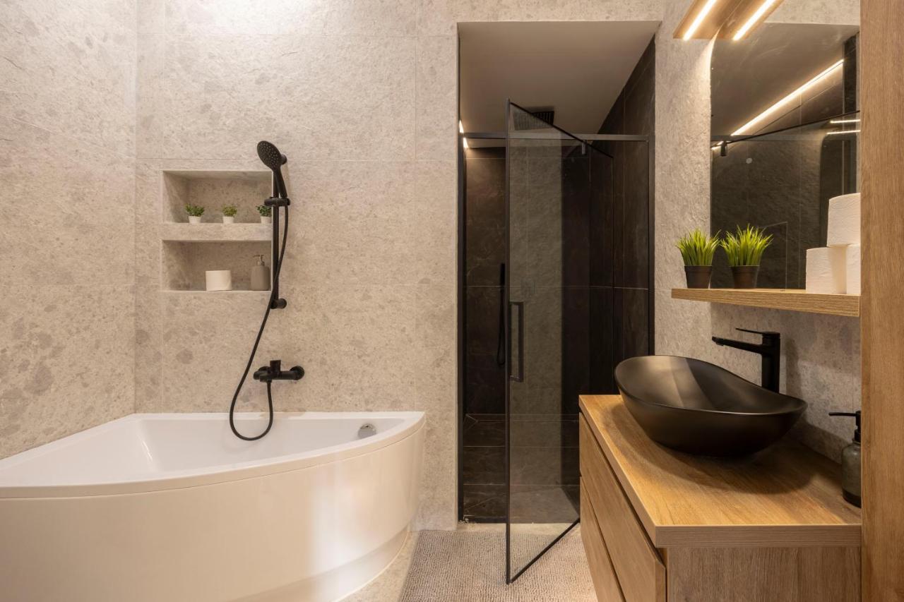 Luxurious & Spacious Central Residence With Balcony Boedapest Buitenkant foto