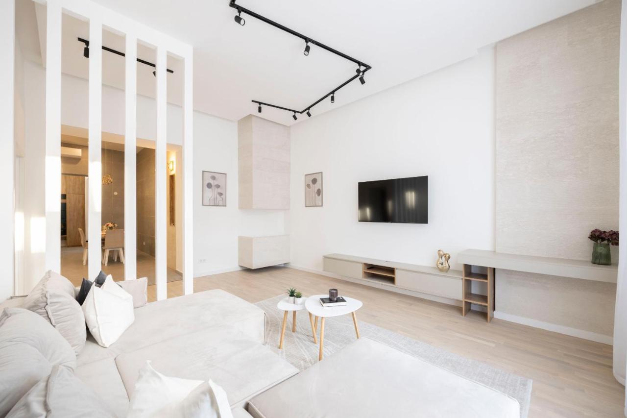 Luxurious & Spacious Central Residence With Balcony Boedapest Buitenkant foto