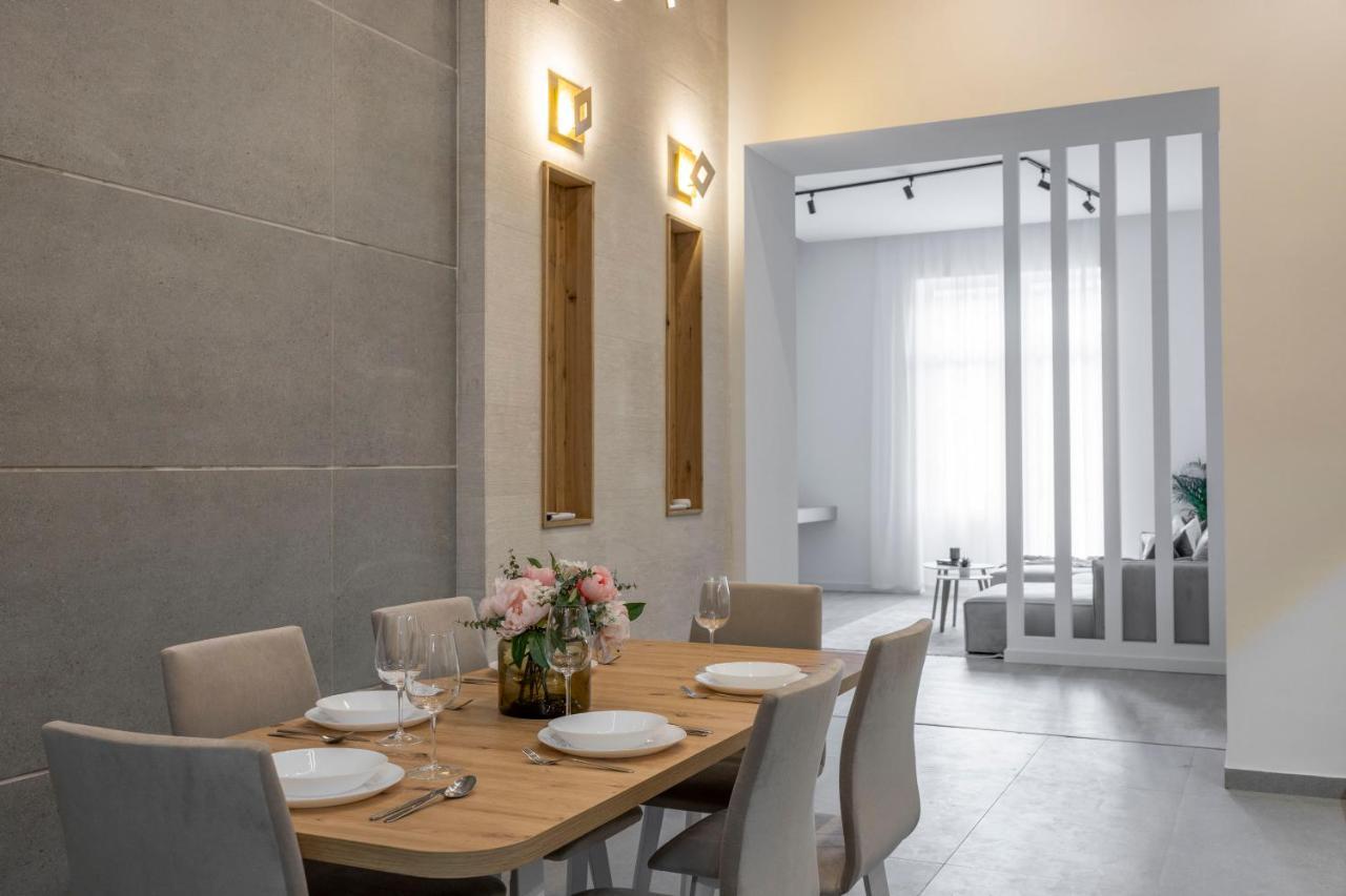 Luxurious & Spacious Central Residence With Balcony Boedapest Buitenkant foto