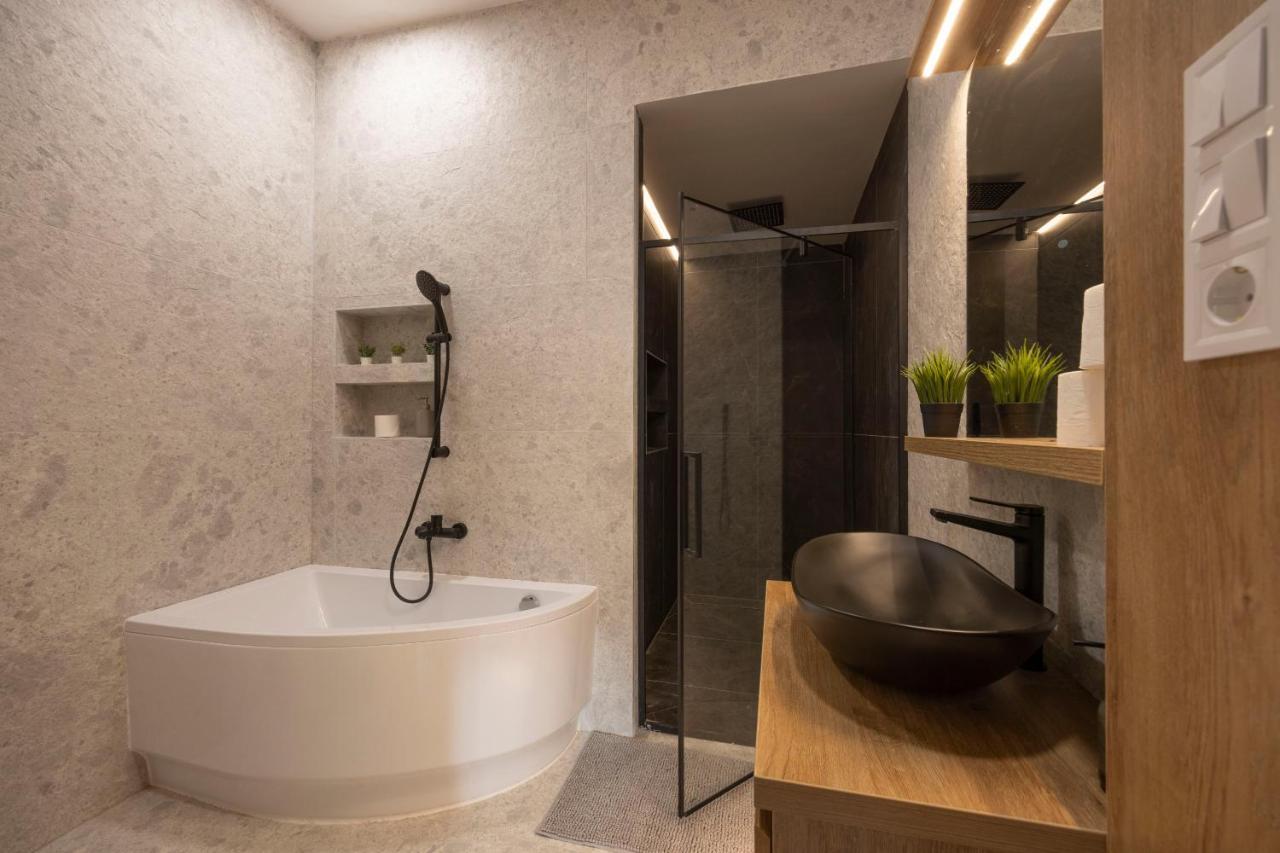Luxurious & Spacious Central Residence With Balcony Boedapest Buitenkant foto