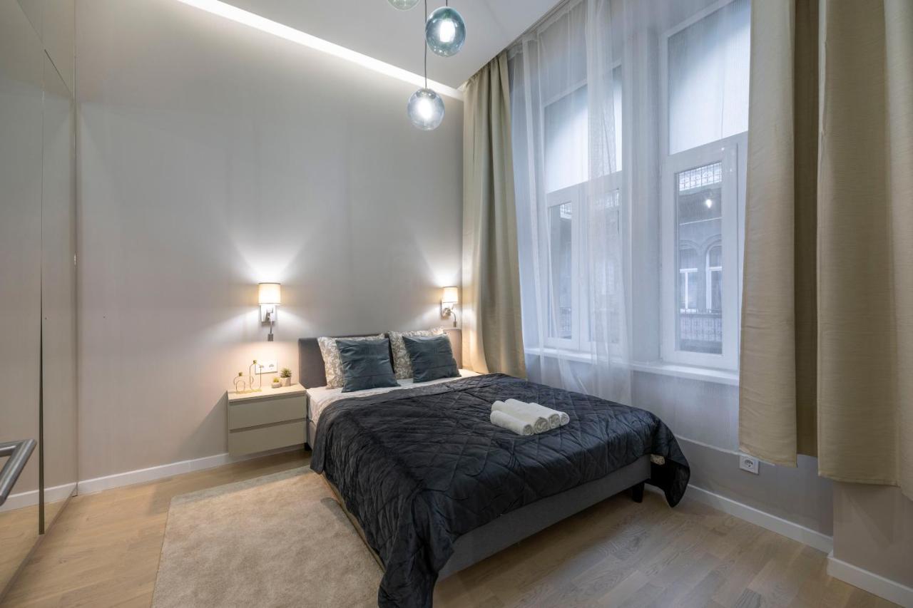 Luxurious & Spacious Central Residence With Balcony Boedapest Buitenkant foto