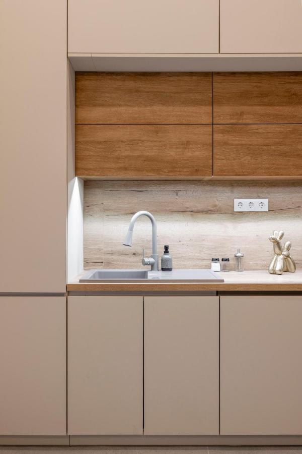 Luxurious & Spacious Central Residence With Balcony Boedapest Buitenkant foto
