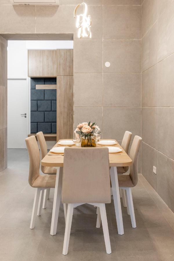 Luxurious & Spacious Central Residence With Balcony Boedapest Buitenkant foto