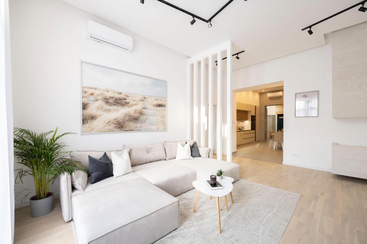 Luxurious & Spacious Central Residence With Balcony Boedapest Buitenkant foto
