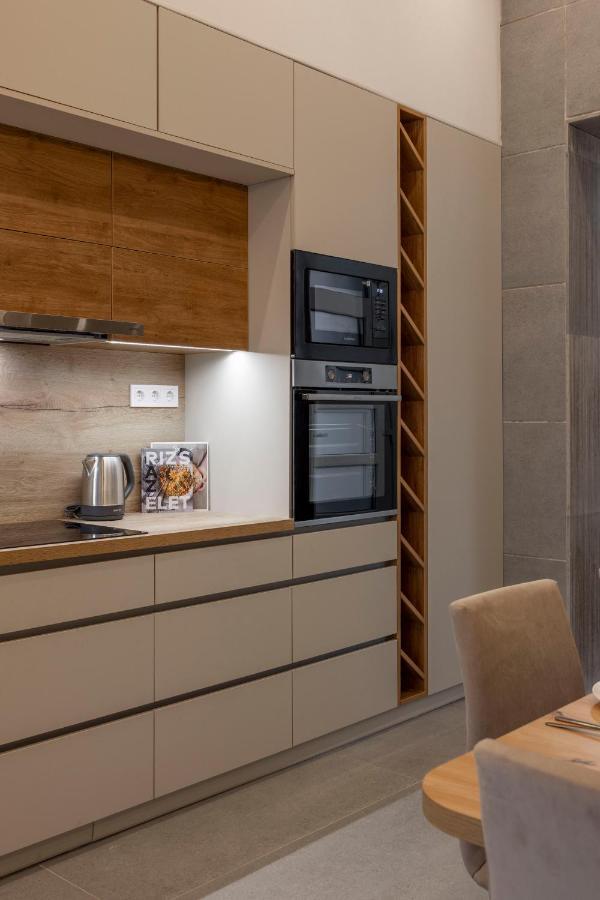 Luxurious & Spacious Central Residence With Balcony Boedapest Buitenkant foto