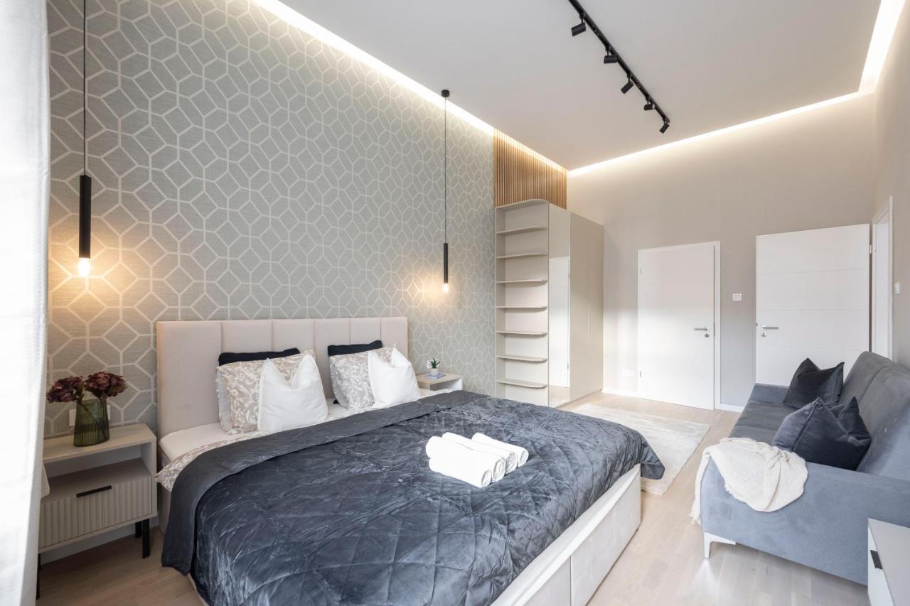 Luxurious & Spacious Central Residence With Balcony Boedapest Buitenkant foto